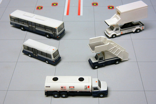 Gemini200 1:200 Scale Airport Service Vehicles (Buses, Trucks)